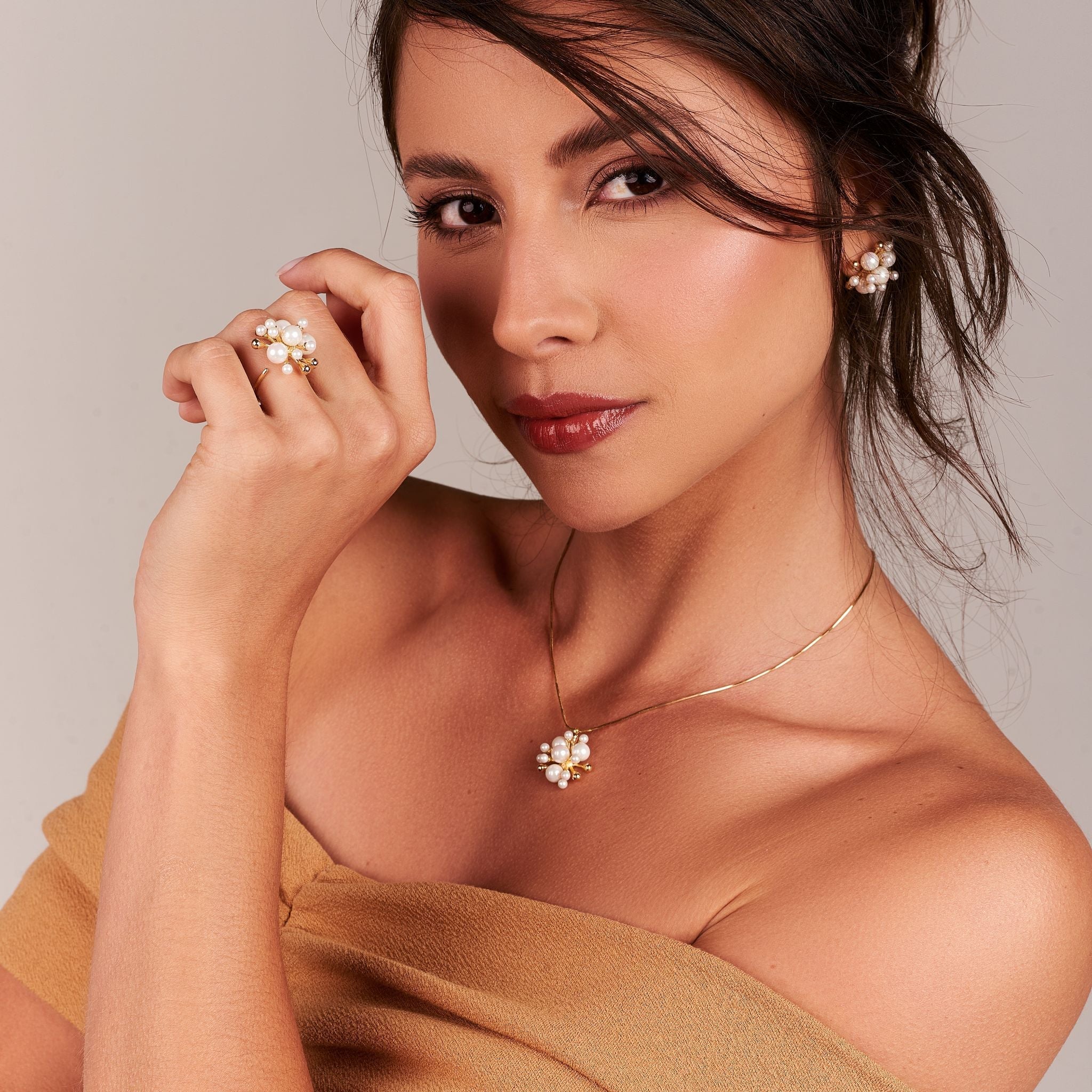 Brinco Flor de Pérolas Banhado em Ouro 18k