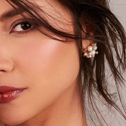 Brinco Flor de Pérolas Banhado em Ouro 18k