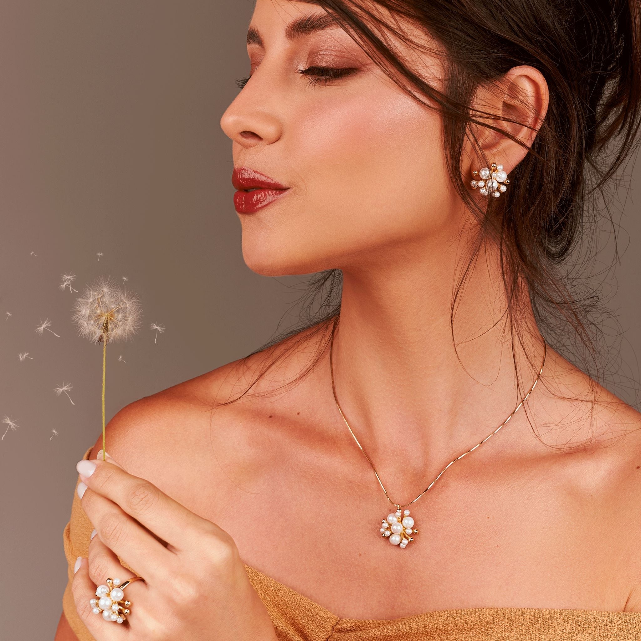 Brinco Flor de Pérolas Banhado em Ouro 18k