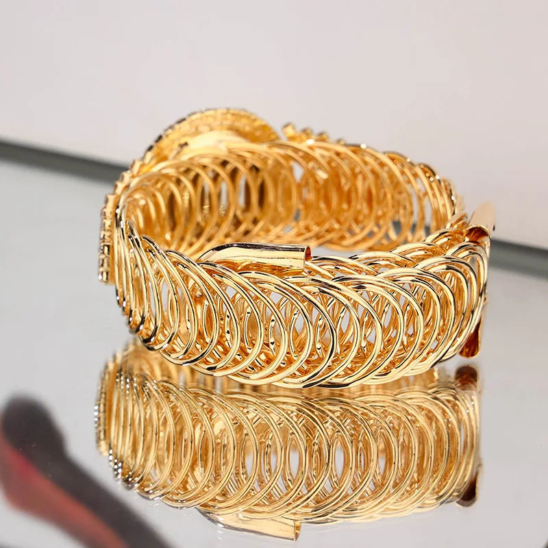 Relógio elegante 
Detalhes finos em ouro, ouro rosa e prata 
Ideal para presentear ou realçar seu estilo
Perfeito para qualquer ocasião 
Garanta já o seu e brilhe em todos os momentos....