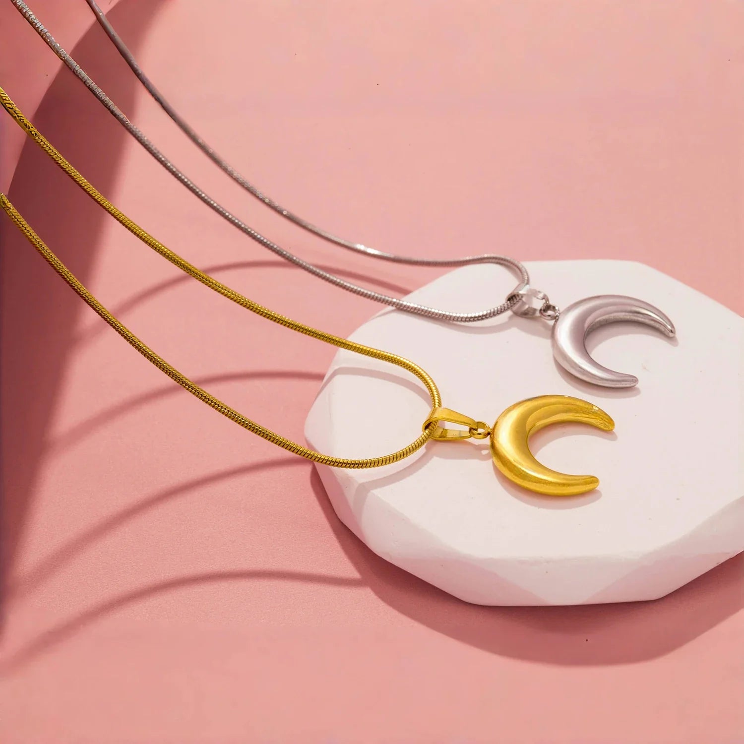 Colar Banhado Em Ouro 18k Lua Crescente