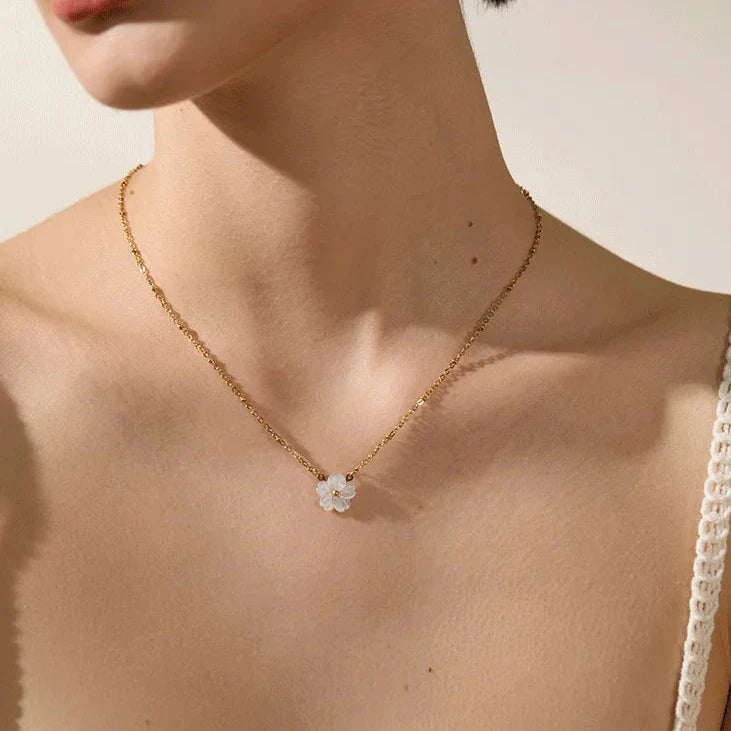 Colar Banhado em Ouro 18k Flor Delicada Branca