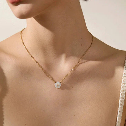 Colar Banhado em Ouro 18k Flor Delicada Branca